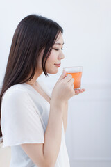 ハーブティーを呑む若い女性