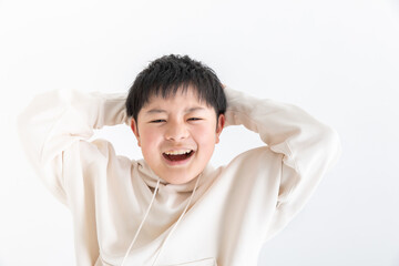 頭を抱えて悔しがる男の子