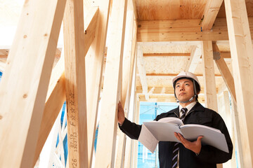 住宅建設現場をチェックする建築士