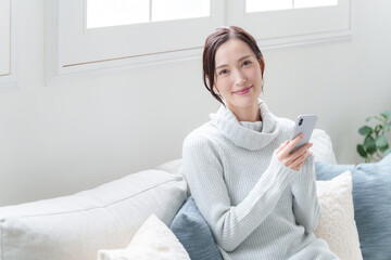 スマホを使う女性