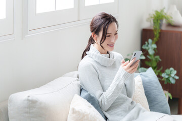 スマホを使う女性