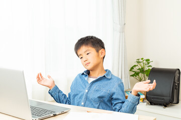 自宅学習をする男の子