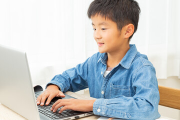 オンライン学習をする男の子