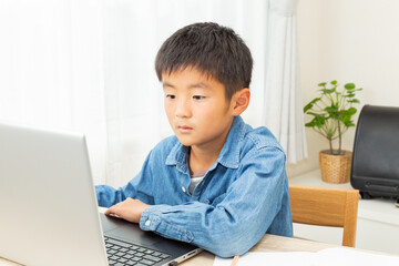 オンライン学習をする男の子