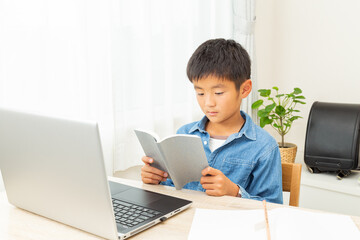 オンライン学習をする男の子