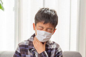 喉の痛みに苦しむ男の子