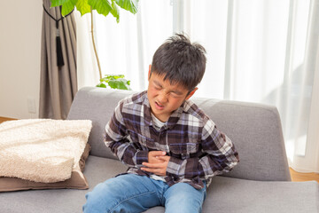 腹痛に苦しむ男の子