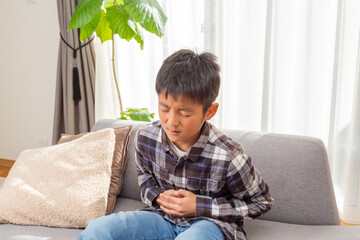 腹痛に苦しむ男の子