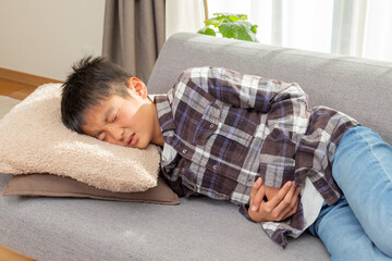 腹痛に苦しむ男の子