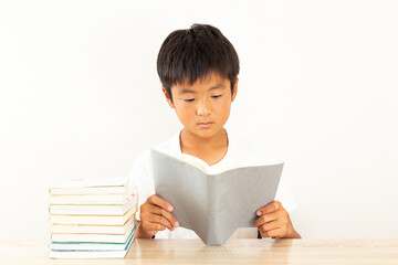 読書をする男の子