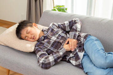 腹痛に苦しむ男の子