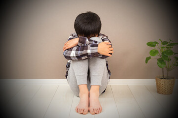 部屋で落ち込む男の子