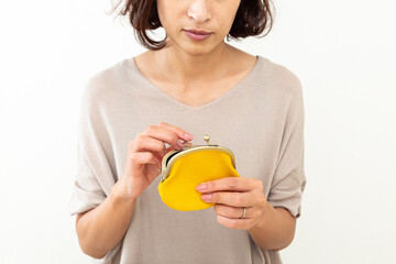 ガマ口財布を持つミドル女性