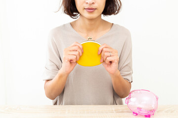 ガマ口財布を持つミドル女性