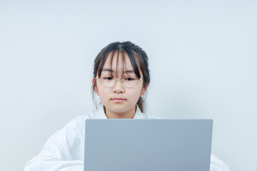 オンライン授業を受ける眼鏡をかけた小学生