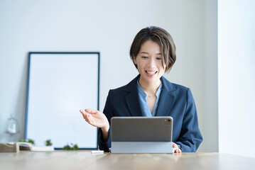 オンライン会議中のスーツ姿の女性
