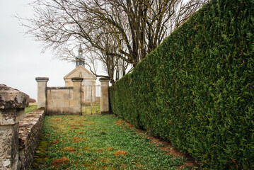 Petite chapelle en hiver. Eglise de bord de route. Présence chrétienne rurale. Religion en campagne. Religion  catholique