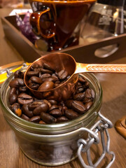 香り豊かなコーヒー豆をスプーンですくうシーン