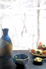 湯気の立ち昇る熱燗で雪見酒