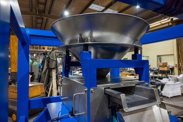 Machine vibrante industrielle en cours de finalisation dans un atelier