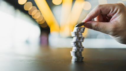 The coins are placed side by side between the left and right to rise higher, which is easy to fall....