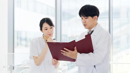 医療方針を話す医師と看護師