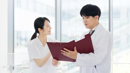 Fototapeta premium 医療方針を話す医師と看護師