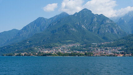 Obraz premium Villages along the shore of Lake Como