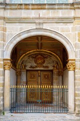 The ornate golden door, adorned with exquisite sculptures, serves as the grand entrance to the historic Chacteau de Fontainebleau, showcasing stunning architecture and royal heritage.
