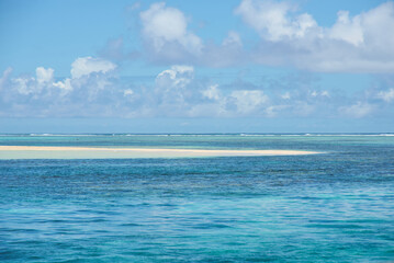 &Icirc;le Plate (Flat Island) sandbank is a picturesque island in the Indian Ocean, located off the northern coast of Mauritius.