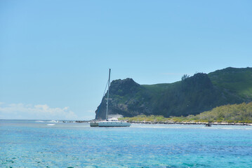 Obraz premium Île Plate (Flat Island) is a picturesque island in the Indian Ocean with a catamaran near located off the northern coast of Mauritius.