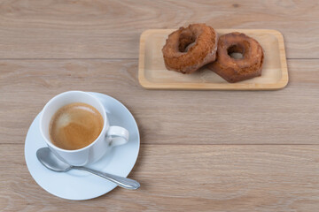 温かいコーヒーとドーナツでコーヒーブレイク