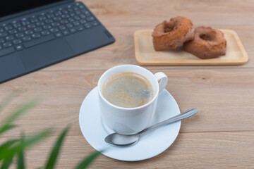 温かいコーヒーとドーナツでコーヒーブレイク