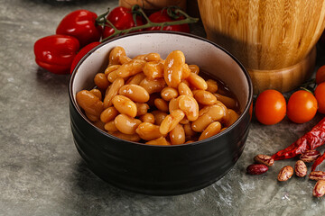 Canned beans in tomato sauce