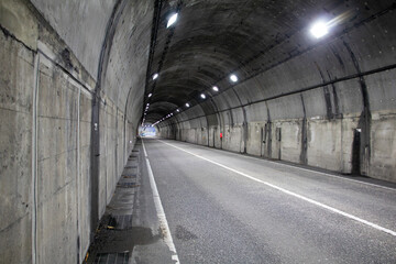 車道トンネルの中