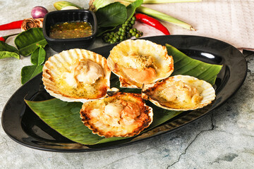 Griiled scallops in shell with cheese