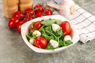 Salad with mozzarella and arugula