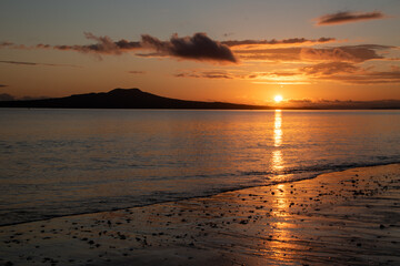Naklejka premium Milford Beach New Zealand Sun Rise