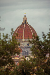 Fototapeta premium Dôme de Florence sous les nuages vu à travers des arbres
