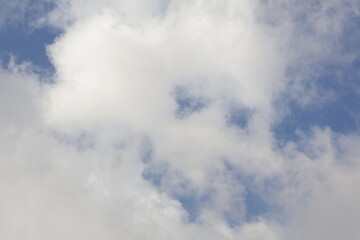 Toma de lejos de unas bellas nubes en un cielo de color azul durante el día