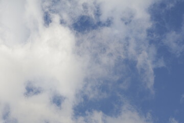 Toma de lejos de unas bellas nubes en un cielo de color azul durante el día