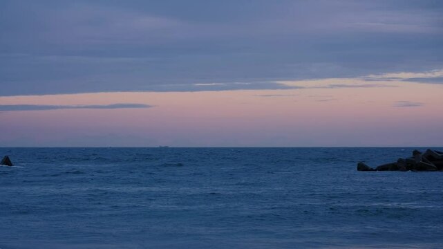 夕暮れ時の海辺のシネマティック動画