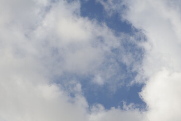 Toma de lejos de unas bellas nubes en un cielo de color azul durante el día