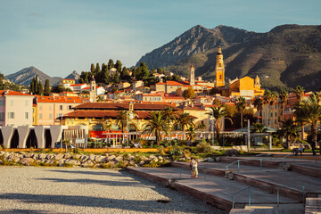 Marché couvert et ville ancienne de Menton avec vue sur les Alpes - 2