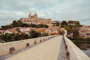 Pont avec vue sur la ville de B&eacute;ziers