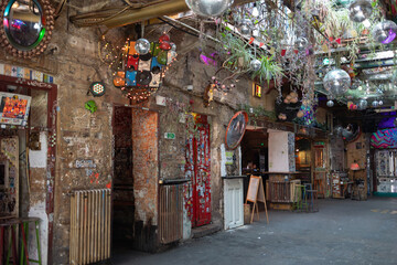 Obraz premium Ruins Bars in Budapest, creativity and art with Discarded Objects - Hungary