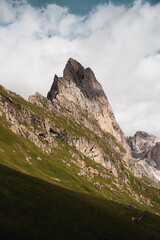 Montagne majestueuse avec sentier de randonnée et randonneurs
