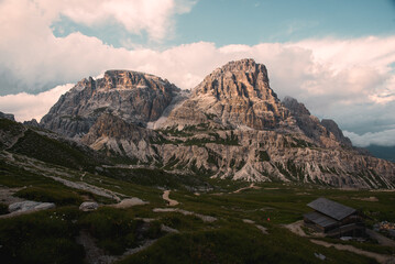 Paysage montagneux avec chalet et sentiers de randonnée