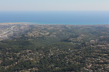 Ville de Saint Laurent du Var vue en panoramique des montagnes de l'arrière pays Niçois bordant la mer Méditerranée, Var