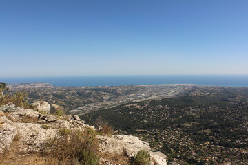 Ville de Saint Laurent du Var vue en panoramique des montagnes de l'arri&egrave;re pays Ni&ccedil;ois bordant la mer M&eacute;diterran&eacute;e, Var traversant.